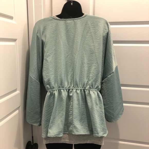 💖 NWOT wrap style top in a beautiful sage green! Size L - Picture 7 of 7